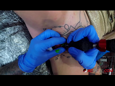 ❤️ Extreem getatoeëerde hottie Sully Savage kreeg een tatoeage op haar clitoris ☑ Homemade porno at nl.8kpornvids.ru ☑